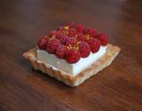 Tartelettes aux framboises et à la mousse au chocolat-citronnelle