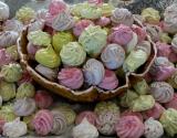 Assortiment de meringues colorées et aromatisées