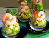 Verrines à l'avocat, concombre et crevettes