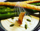 Crème d'asperges vertes, chantilly à l'Espelette & tuile au parmesan