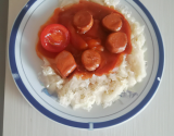 Riz à la sauce tomate avec des petits saucisses apéritifs