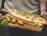 Saumon sur planche de cèdre et ses pommes de terre à la Suédoise