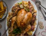 Poulet rôti avec canneberge, bacon et quinoa de marrons et légumes