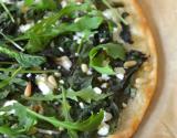 Tarte aux feuilles de betteraves, roquette, feta et pignons de pin