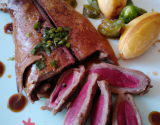 Magret de canard en croûte d'olive purée de céleri et pomme huile piment d'espelette