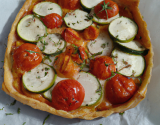 Tarte tomates, chèvre, miel et courgette