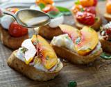 Duo de crostini : ricotta nectarine et ricotta tomates confites