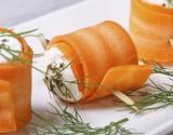 Rouleaux de carottes garnis au fromage frais