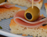 Cake salé au jambon et aux olives pour l'apéritif