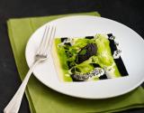 Fines lasagnes de caviar d'aquitaine, jeunes poireaux à la goutte d'huile d'olive vierge