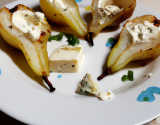 Poires pochées au Floc de Gascogne blanc, crème de fromage blanc au Roquefort