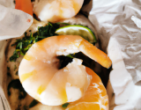 Papillote de saumon à l'orange et aux crevettes grises