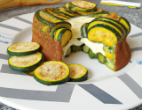 Charlotte de courgette au fromage frais et coulis de poivrons