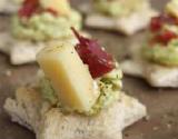 Toasts de Saint-Nectaire à la tapenade de cornichon et au jambon d'Auvergne