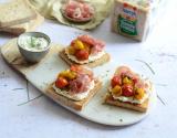 Tartines de tomates cerise confites, feta et jambon de Serrano