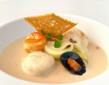 Ravioles de Saint-Jacques et julienne de légumes, bisque de langoustines au foie gras et truffes