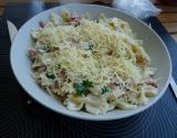 Pâtes carbonara avec crème fraîche et persil