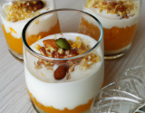 Verrine sirop de pêches, faisselle et yaourt grec, croustillants spéculoos et touche noix de coco