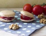 Macarons aux noix, tomates marinées au Roquefort Papillon et jambon de pays