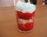 Verrine de fraises, dacquoise aux amandes et chantilly à la pistache