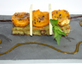 Brochette d'abricots à la vanille et sésame noir, sur un pain de Gêne au thé Matcha et cacaotines, coulis d'abricots