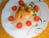 Poulet citronné déposé sur une tomate et son lit de blé