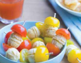 Petites brochettes de tomates cerise et gaufrettes au fromage