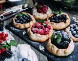 Tartelettes rustiques à l'amande, fraises, framboises, mûres et myrtilles