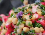 Salade pois chiches germés, radis à la mélasse de grenade et à la ciboulette