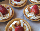 Tartelettes aux fraises des bois et crème pâtissière sur pâte aux amandes