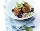 Petites boulettes sur salade de concombre aux myrtilles sauvages