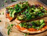 Pizza aux légumes verts et avocat
