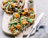 Tartine aux mirabelles rôties, chèvre frais, asperges et menthe