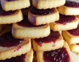 Biscuit de Savoie fourré à la confiture de cerise