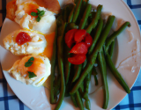 Haricots verts à la mousseline de tomates et œufs mollets