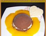 Dôme glacé chocolat meringues, coulis de mangue