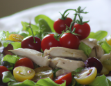 Salade rafraîchissante au poulet et aux tomates cerises