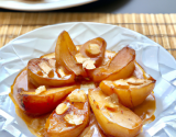 Poires rôties aux amandes, sauce caramel au beurre vanillé