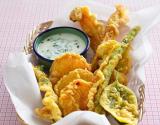 Légumes en tempura au curcuma, sauce yaourt-menthe