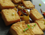 Tofu frit, mariné au gingembre