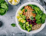 Salade bowl au quinoa, poulet grillé, haricots rouges, avocat et légumes verts