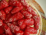 Charlotte aux fraises et biscuits roses maison