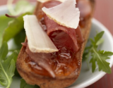 Tartine de fromage Pur Brebis Pyrénées aux copeaux de jambon de Bayonne et confiture au piment d'Espelette