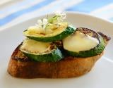 Tartine moutardée à la plancha, courgettes grillées et ossau iraty