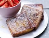 Le pain perdu et sa salade de fraises de France