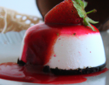 Entremet coco et son coulis de fraises