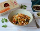 Fusilli de lentilles corail au thon, olives de Kalamata, feta et aux tomates fraîches