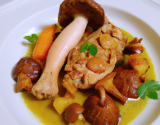 Chapon poché farci aux marrons, girolles et pleurotes