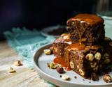 Brownie aux noisettes, sauce caramel et beurre salé