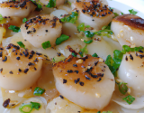 Coquilles St-Jacques à l'huile de sésame et aux poireaux